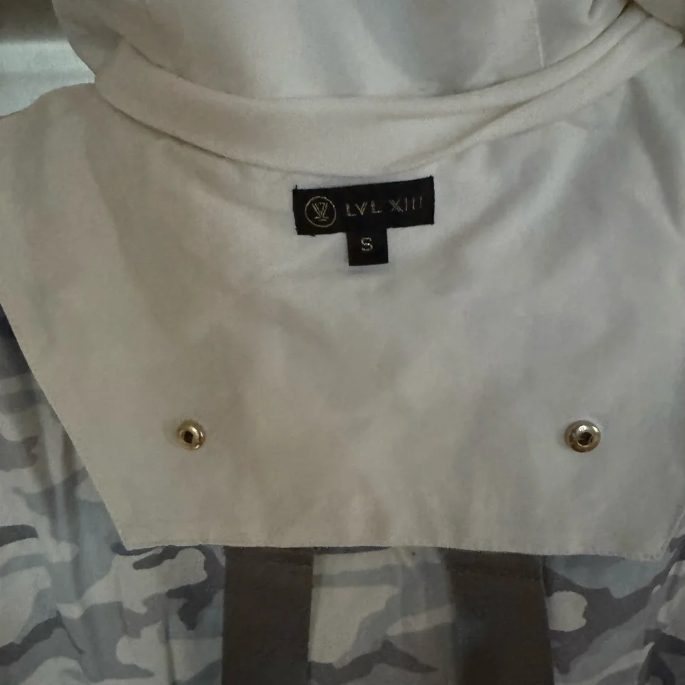 Jason Derulo’s Brand LVL XIII Camouflage Gray/Cream Performance Jacket/Backpack - Picture 9 of 11